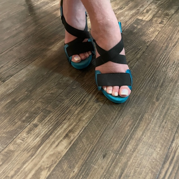 Jessica Simpson Black & Teal Metallic Platform Heels Size 6-6.5 - Picture 9 of 12